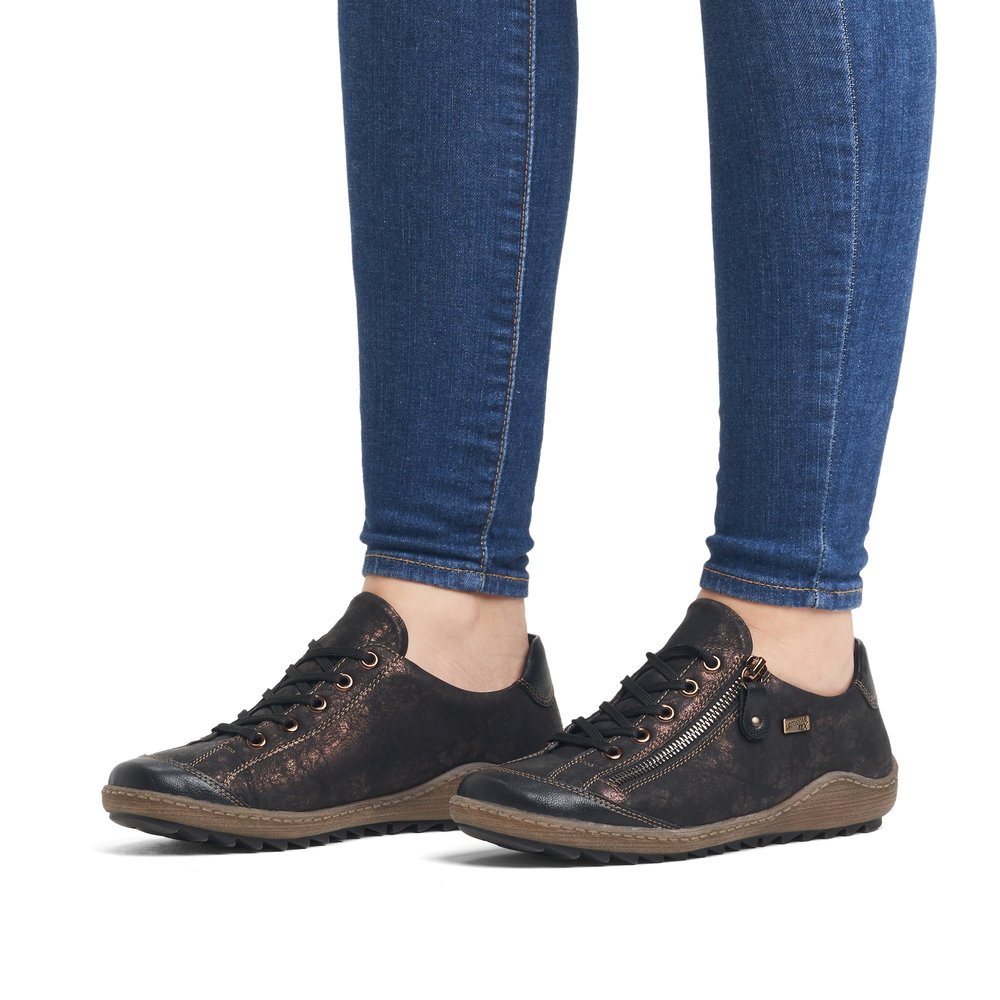 Urban black remonte women´s lace-up shoes R1402-07 with remonteTEX technology. Shoe on foot.