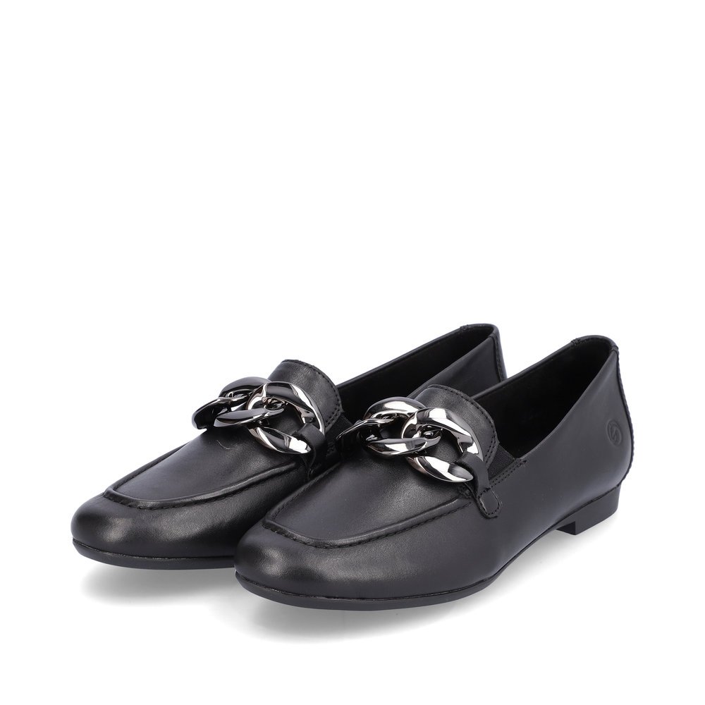 Jet black remonte women´s loafers D0K00-00 with a chunky chain element. Shoes laterally.