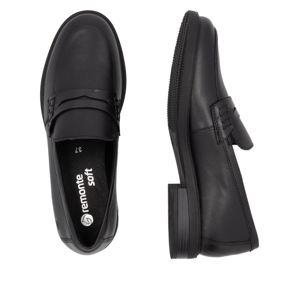 Mocassins remonte noirs pour femme D1U01-01 avec bande élastique. Chaussure vue de dessus, couchée.