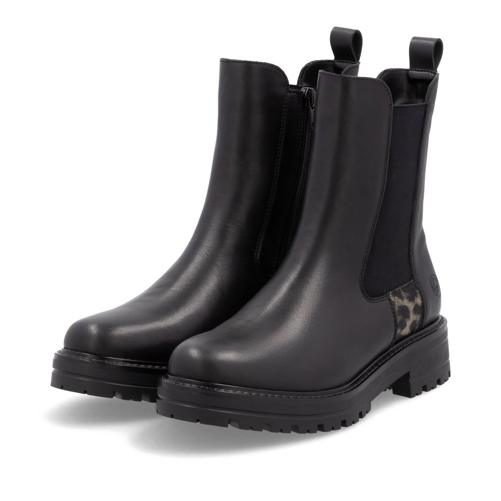 Black remonte women´s Chelsea boots D2286-03 with zipper as well as comfort width G. Shoes laterally.