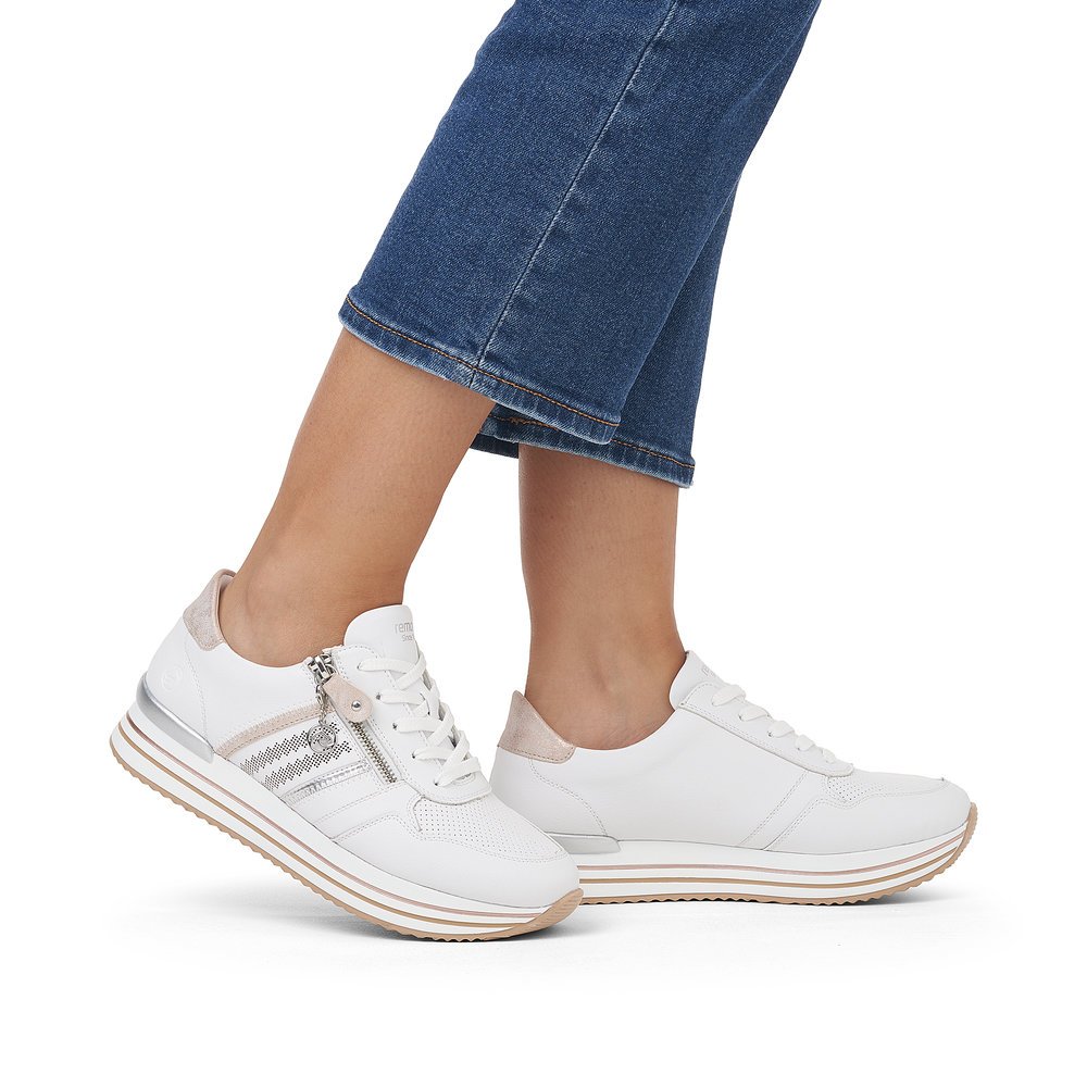 White remonte women´s sneakers D1318-80 with a zipper and decorative stitching. Shoe on foot.