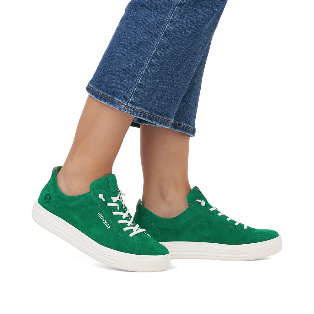 Emerald green remonte women´s sneakers D0913-52 with lacing and comfort width G. Shoe on foot.