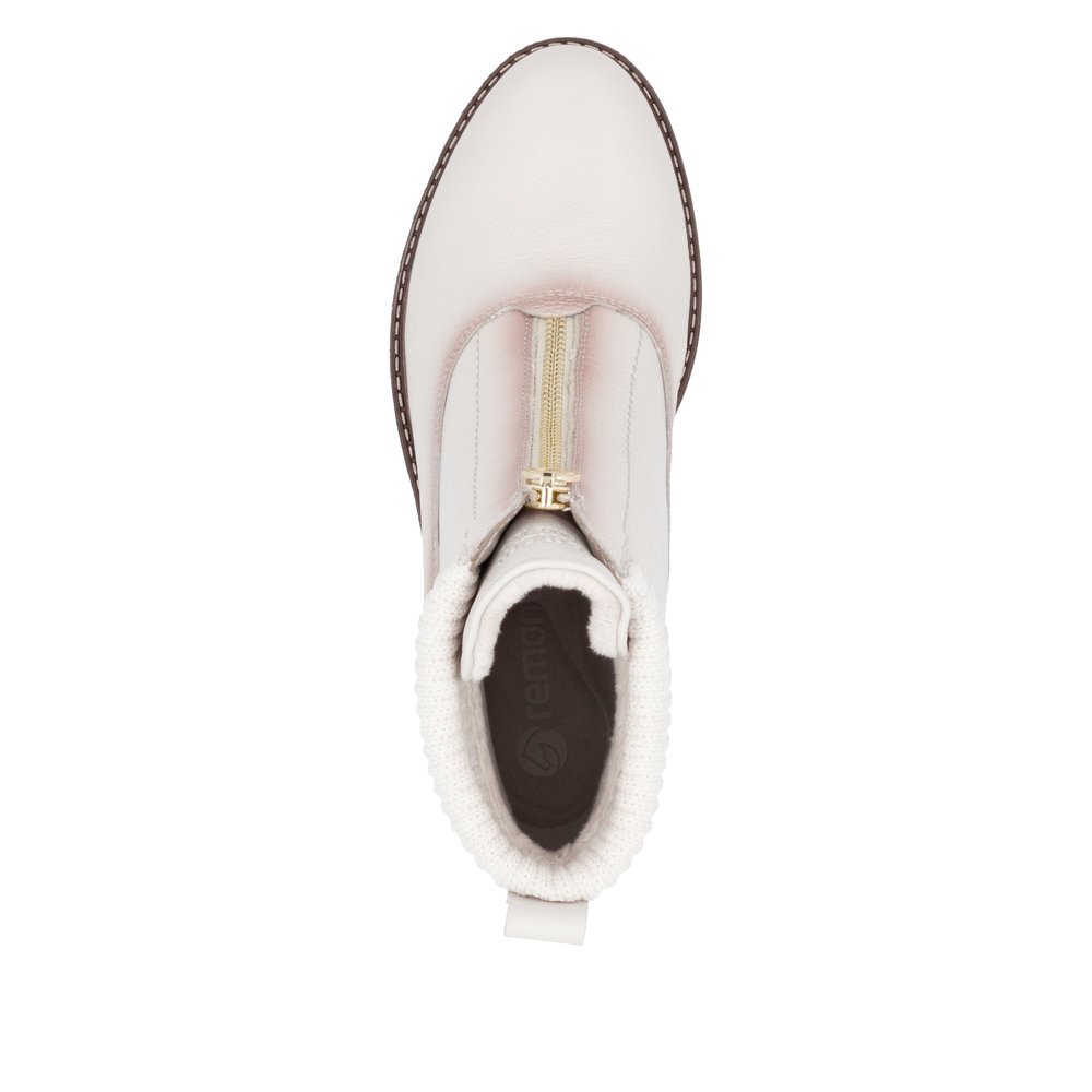 White remonte women´s ankle boots D1A80-80 with a zipper as well as a padded insole. Shoe from the top.