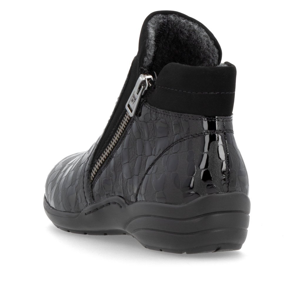 Black remonte women´s slippers R7677-03 with a zipper as well as extra width H. Shoe from the back.