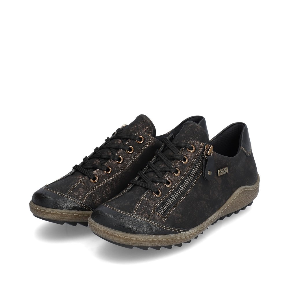 Chaussures à lacets remonte noires pour femme R1402-07. Chaussures inclinées sur le côté.