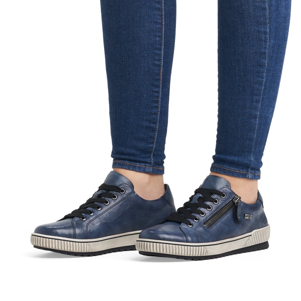 Blaue remonte Damen Schnürschuhe D0700-14 mit wasserabweisender TEX-Membran. Schuh am Fuß.