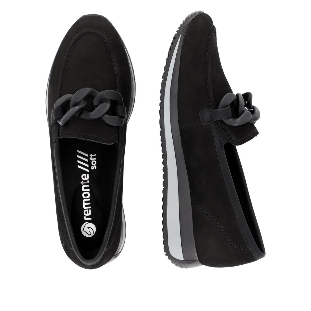 Night black remonte women´s loafers D0H10-01 with a chunky chain element. Shoe from the top, lying.