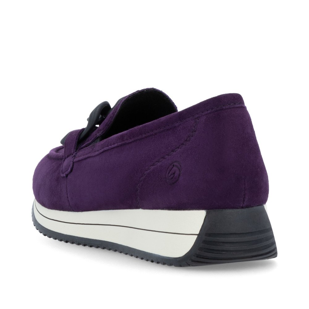 Aubergine-coloured remonte women´s loafers D0H10-30 with a chunky chain element. Shoe from the back.