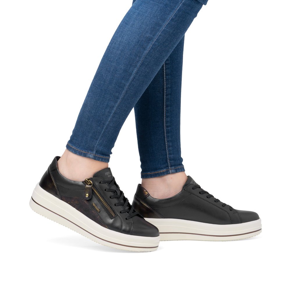 Baskets remonte noires pour femme D1C01-03 avec fermeture éclair. Chaussure au pied.