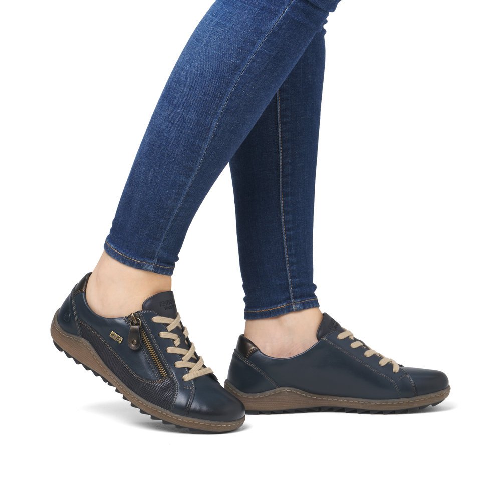 Chaussures à lacets remonte bleues pour femme R1440-14. Chaussure au pied.