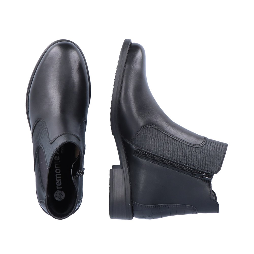 Black remonte women´s Chelsea boots D0F70-01 with zipper as well as a padded insole. Shoe from the top, lying.