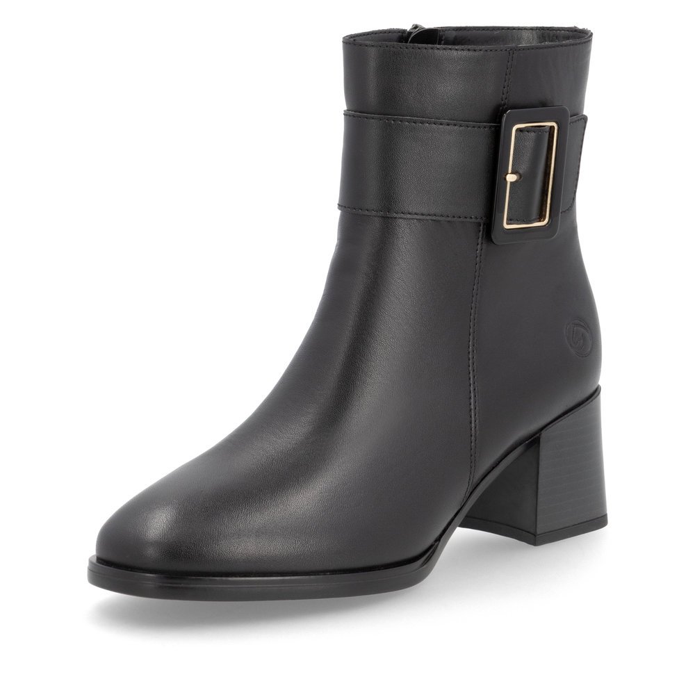 Black remonte women´s ankle boots D0V80-00 with decorative buckle as well as zipper. Shoe laterally.