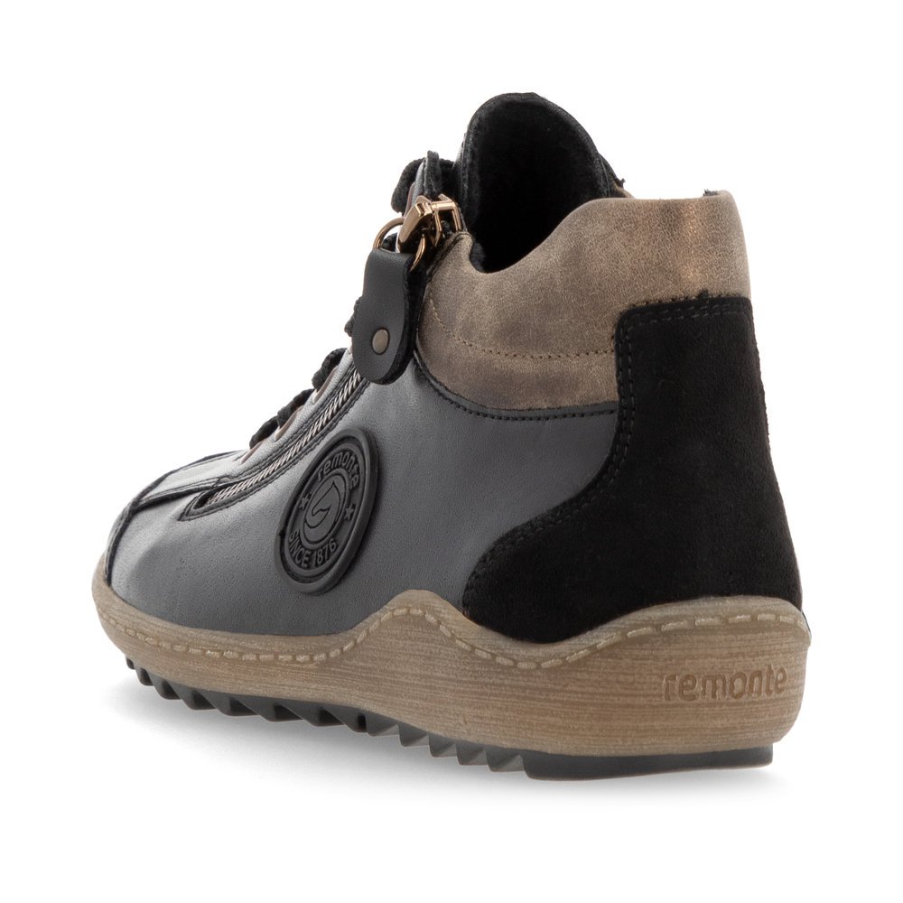 Chaussures à lacets remonte noires pour femme R1477-03 avec logo noir. Chaussure vue de l'arrière.