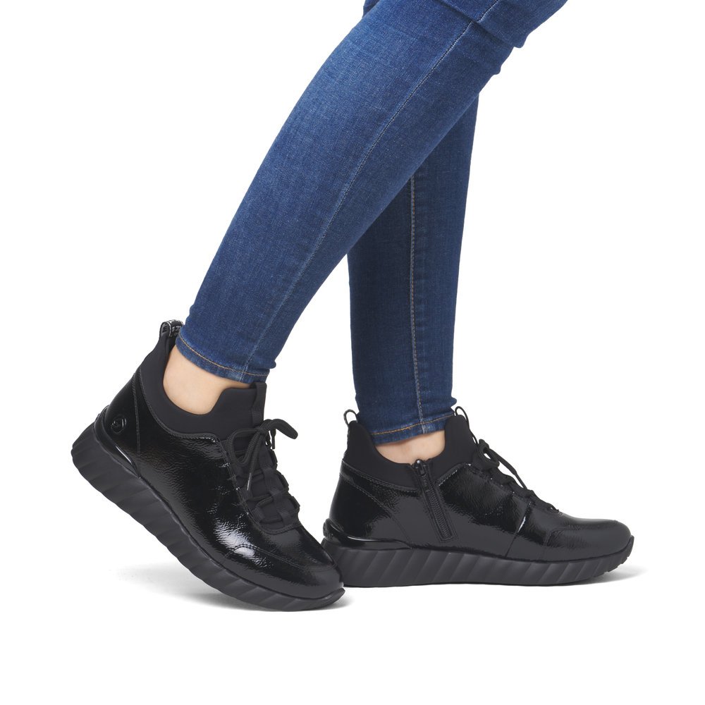 Black remonte women´s slippers D5977-00 with a zipper as well as a removable insole. Shoe on foot.