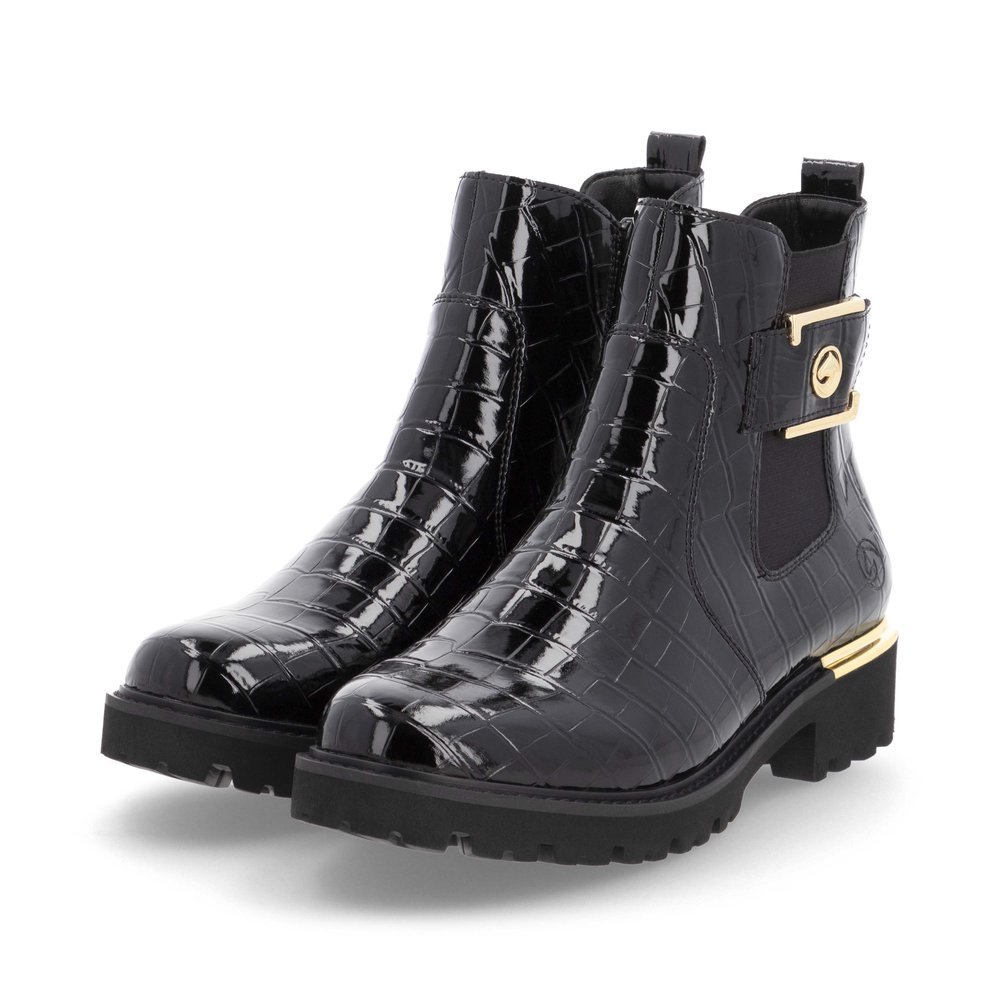 Lacquer black remonte women´s Chelsea boots D8684-03 with golden decorative element. Shoes laterally.