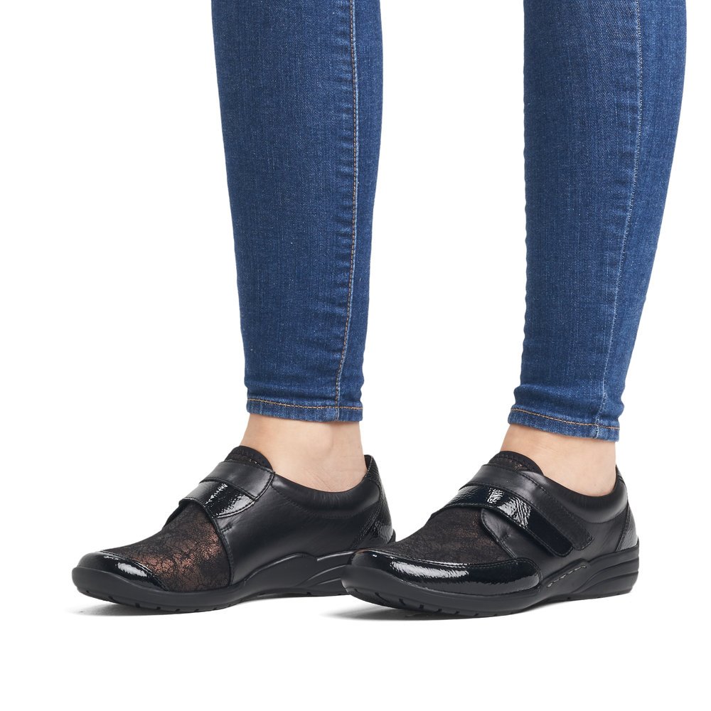 Midnight black remonte women´s slippers R7600-03 with a hook and loop fastener. Shoe on foot.