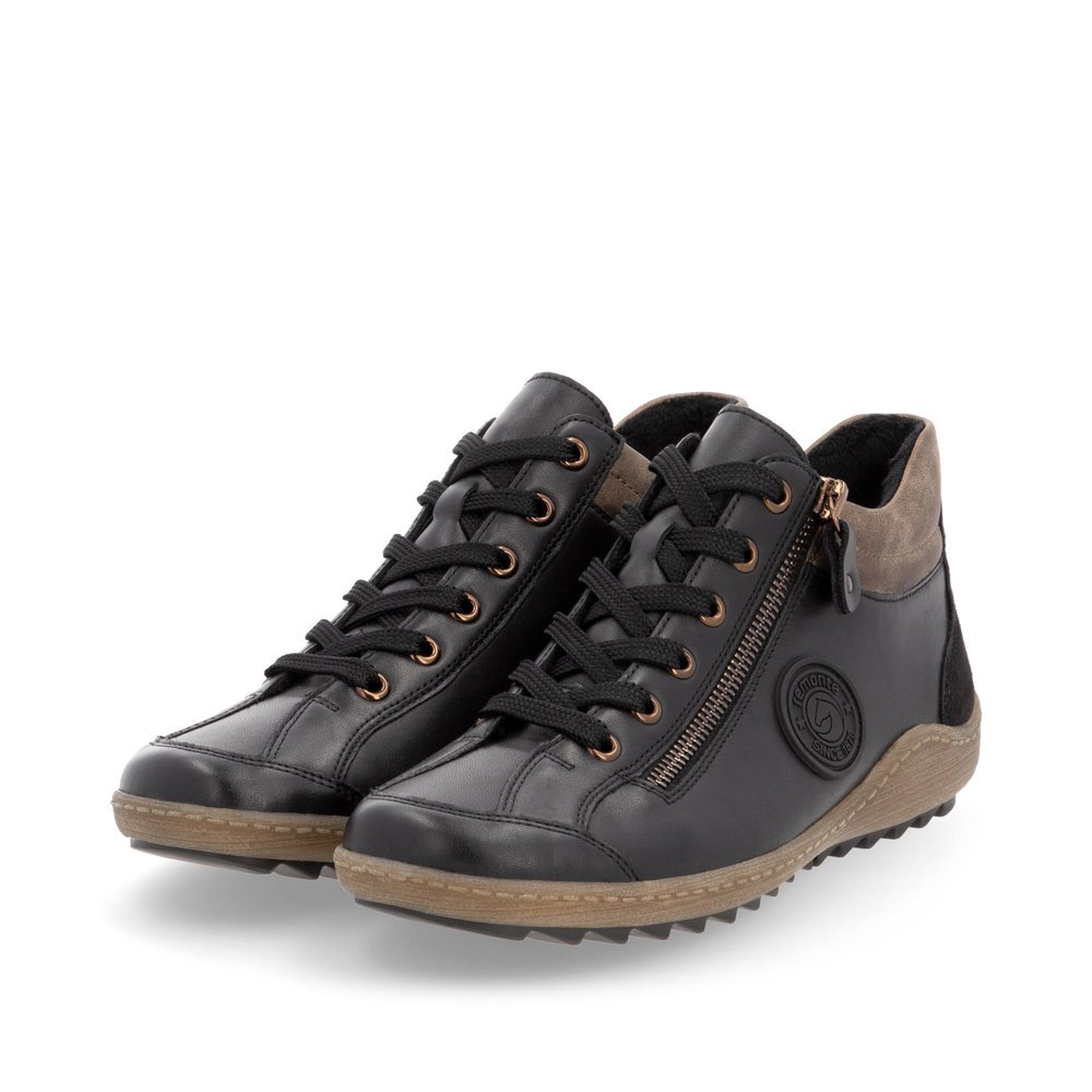 Chaussures à lacets remonte noires pour femme R1477-03 avec logo noir. Chaussures inclinées sur le côté.