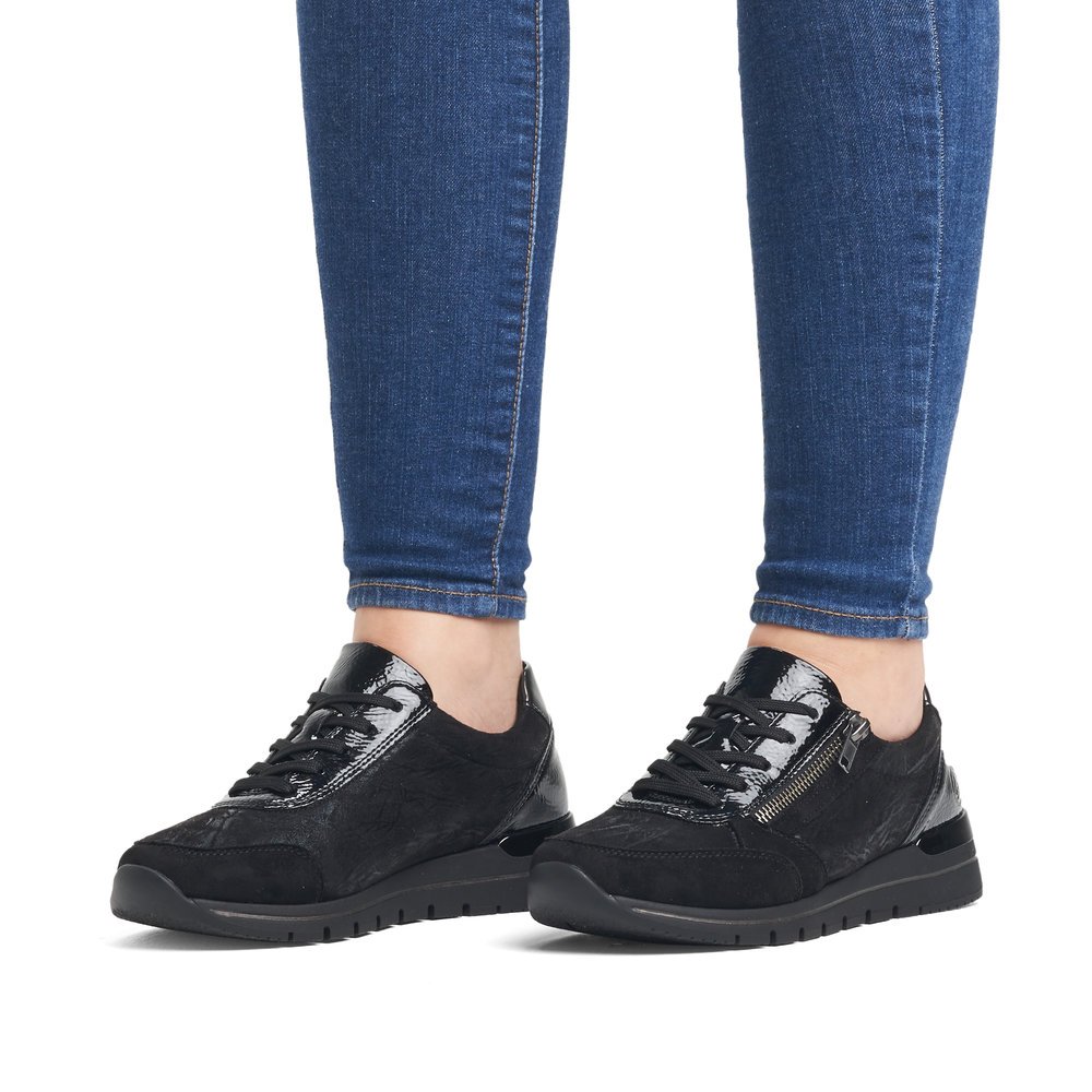 Baskets remonte noires pour femme R6700-03 avec fermeture éclair. Chaussure au pied.