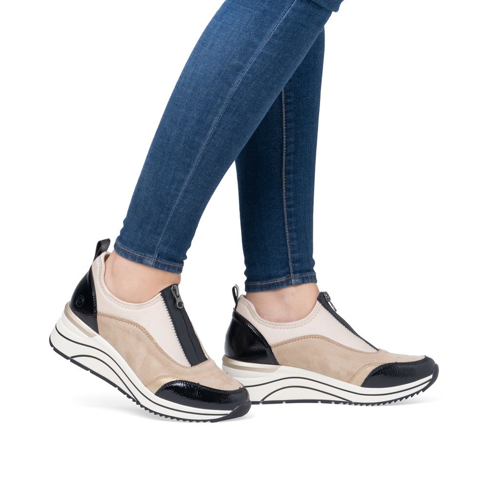 Beige vegan remonte women´s sneakers D0T08-60 with zipper as well as extra width H. Shoe on foot.