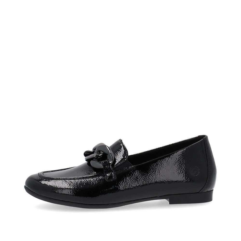 Glanzschwarze remonte Damen Loafer D0K00-01 mit grobgliedrigem Kettenelement. Schuh Außenseite.