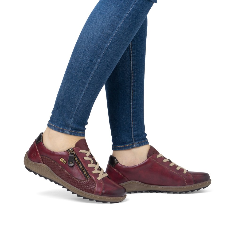 Chaussures à lacets remonte rouges pour femme R1440-35. Chaussure au pied.