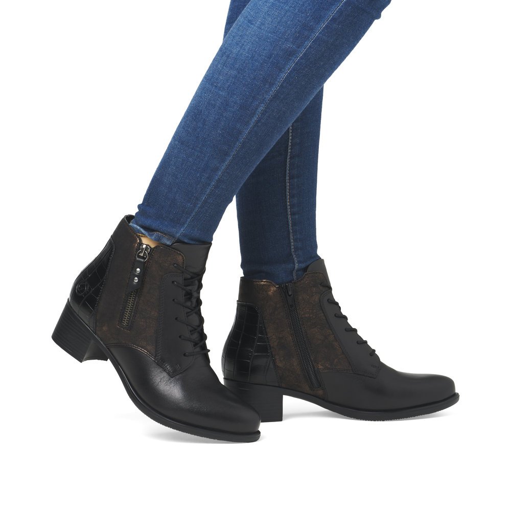 Bottines remonte noires pour femme R5187-03 avec fermeture éclair. Chaussure au pied.