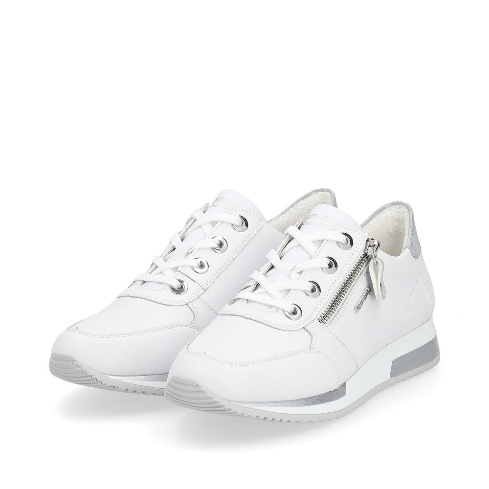 White remonte women´s sneakers D0H11-80 with zipper and a soft exchangeable footbed. Shoes laterally.
