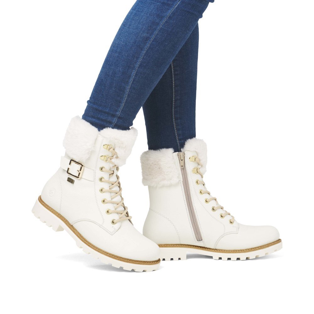 Bottes à lacets remonte blanches femme D8481-80 avec membrane remonteTEX. Chaussure au pied.