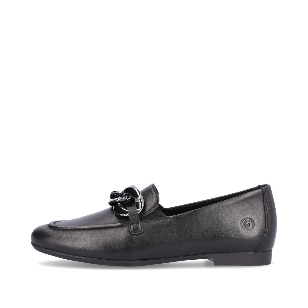 Jet black remonte women´s loafers D0K00-00 with a chunky chain element. Outside of the shoe.