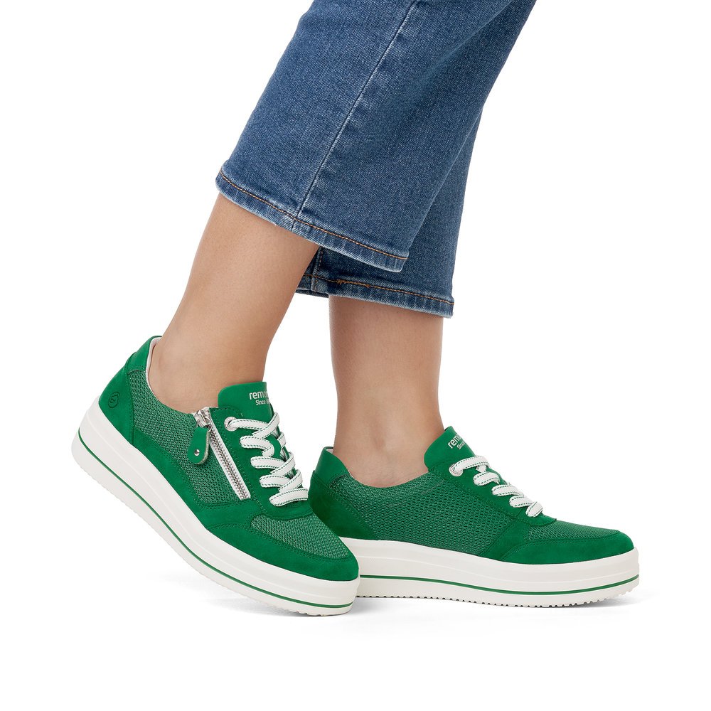 Emerald green remonte women´s sneakers D1C04-52 with a zipper and comfort width G. Shoe on foot.