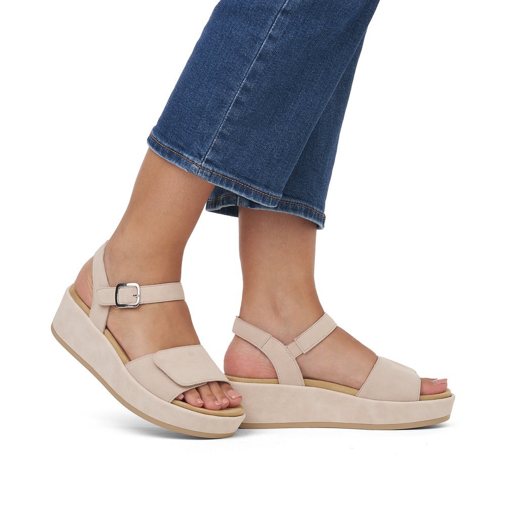 Clay beige remonte women´s strap sandals D1N50-60 with a hook and loop fastener. Shoe on foot.