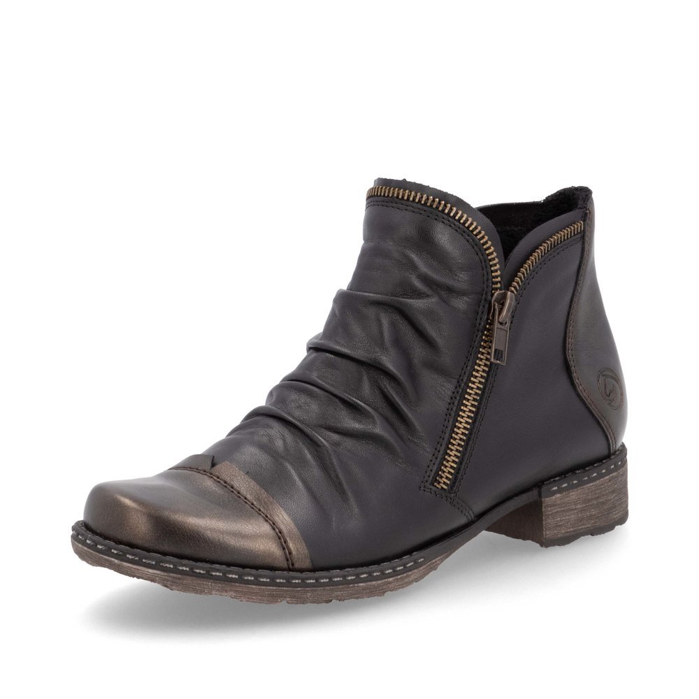 Schwarzbraune remonte Damen Stiefeletten D4380-03 mit geraffter Optik. Schuh seitlich schräg.