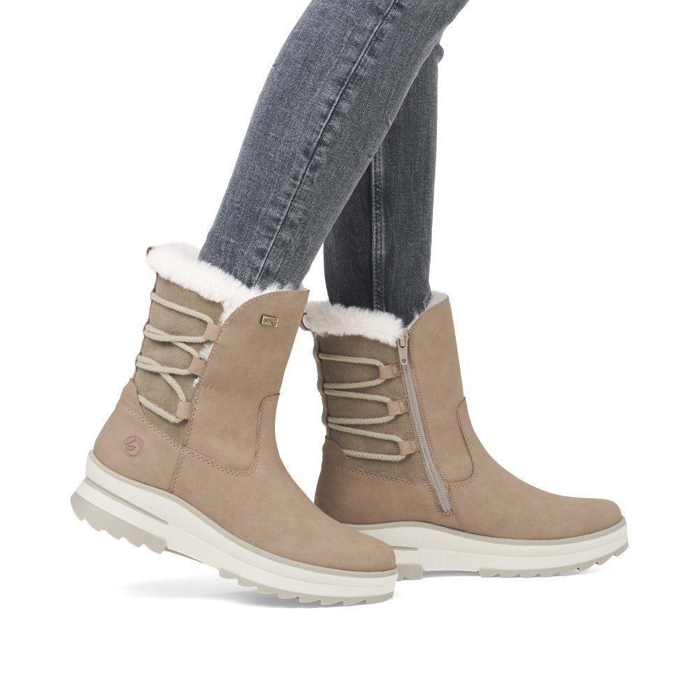 Braunbeige remonte Damen Kurzstiefel D2B72-20 mit griffiger Glass-Fibre Sohle. Schuh am Fuß.