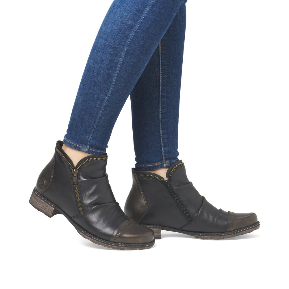 Schwarzbraune remonte Damen Stiefeletten D4380-03 mit geraffter Optik. Schuh am Fuß.