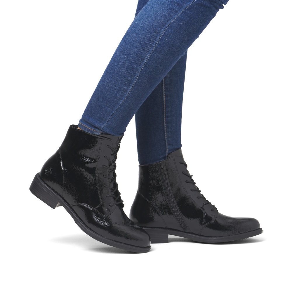 Black remonte women´s ankle boots D0F73-00 with a zipper as well as a padded insole. Shoe on foot.