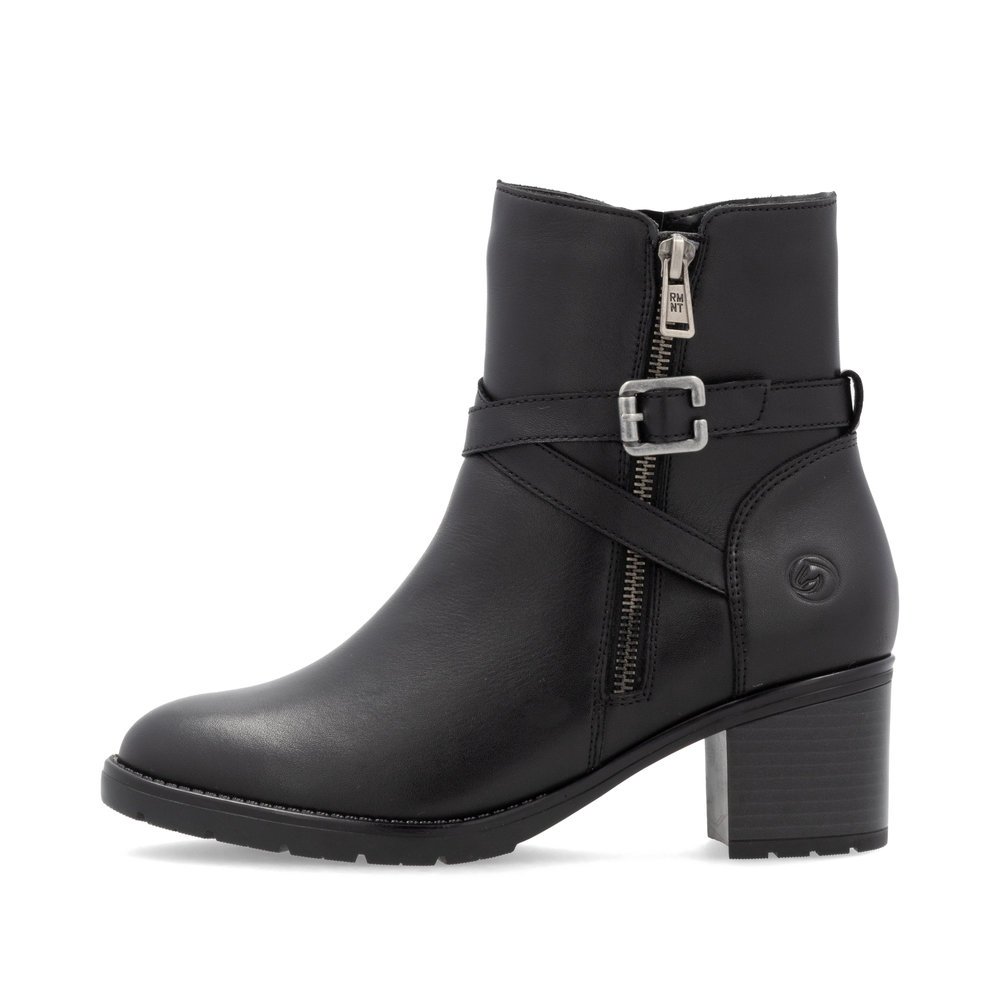 Black remonte women´s ankle boots D2A72-00 with decorative buckle as well as zipper. Outside of the shoe.