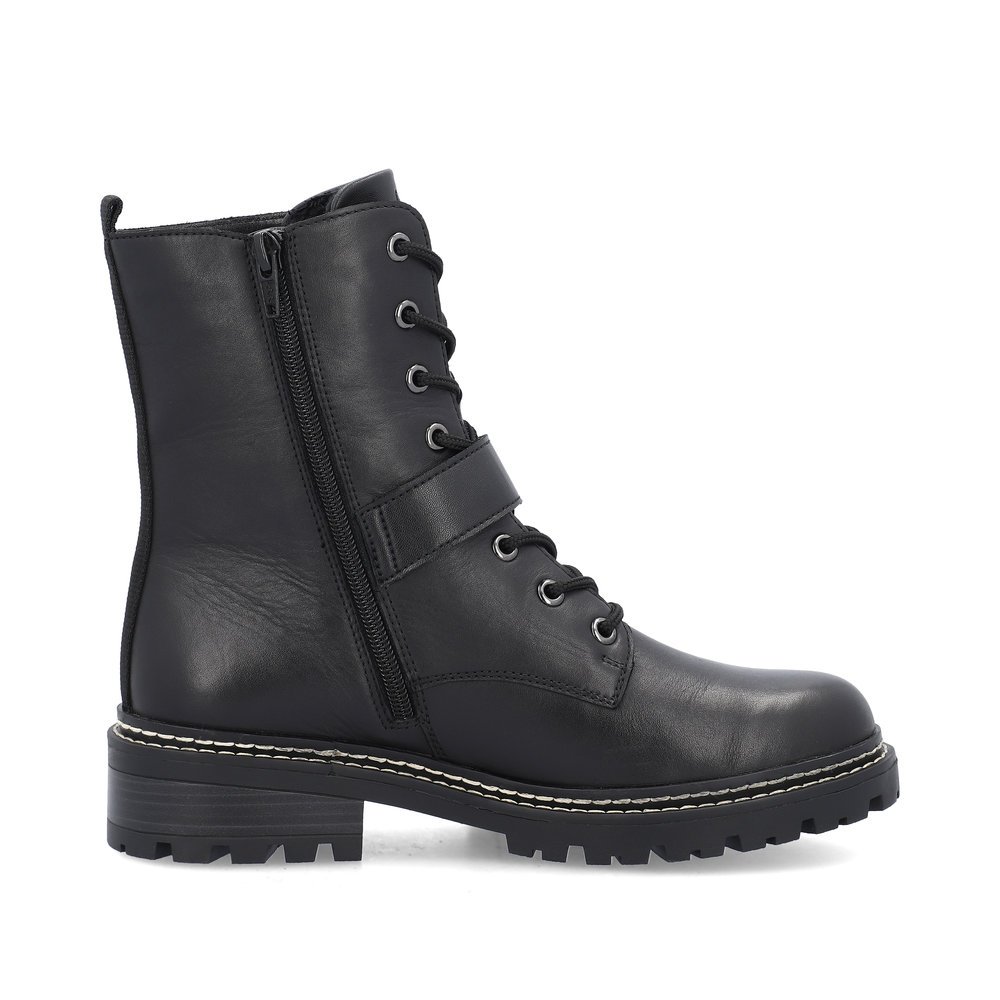 Night black remonte women´s biker boots D0B78-01 with strap with decorative buckle. Shoe inside.