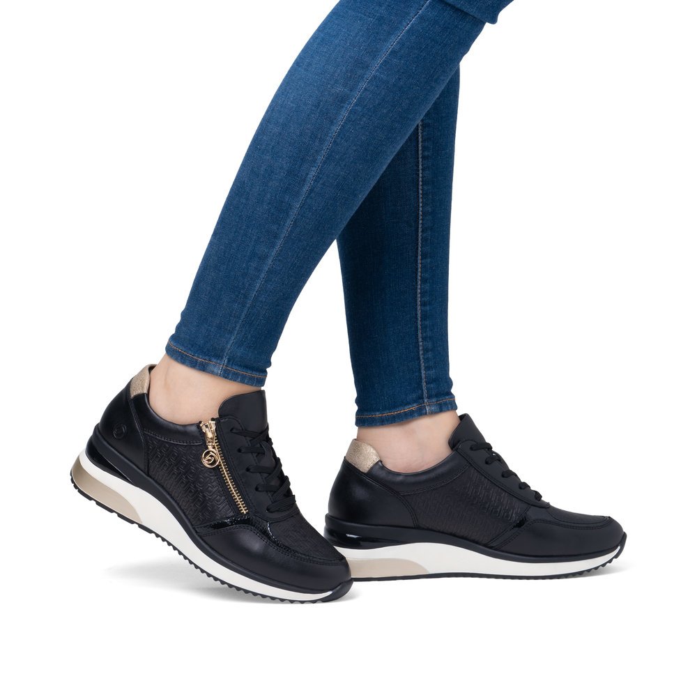 Black remonte women´s sneakers D2417-03 with a remonte pendant as well as a zipper. Shoe on foot.