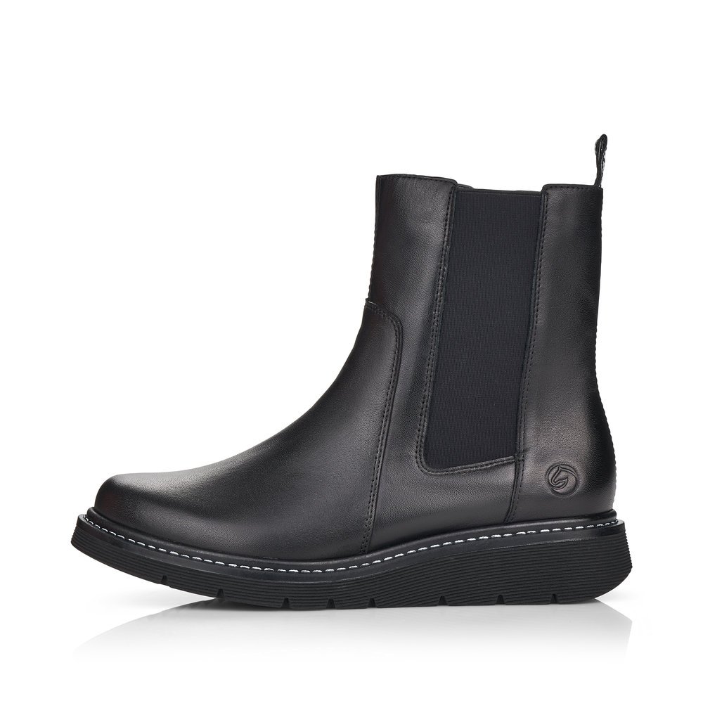 Black remonte women´s Chelsea boots D3970-01 with zipper as well as comfort width G. Outside of the shoe.