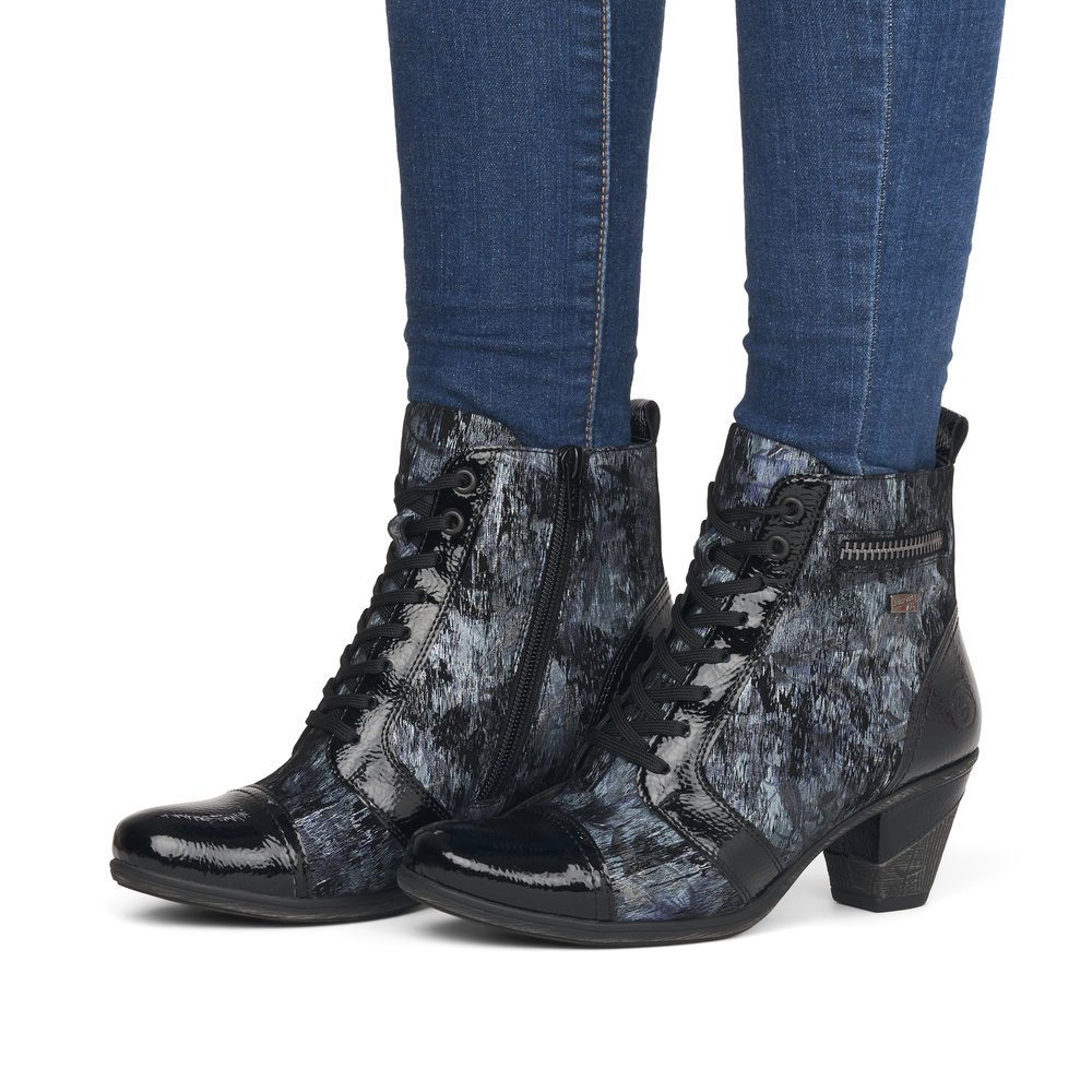 Steel blue remonte women´s ankle boots D8797-14 with remonteTEX technology. Shoe on foot.