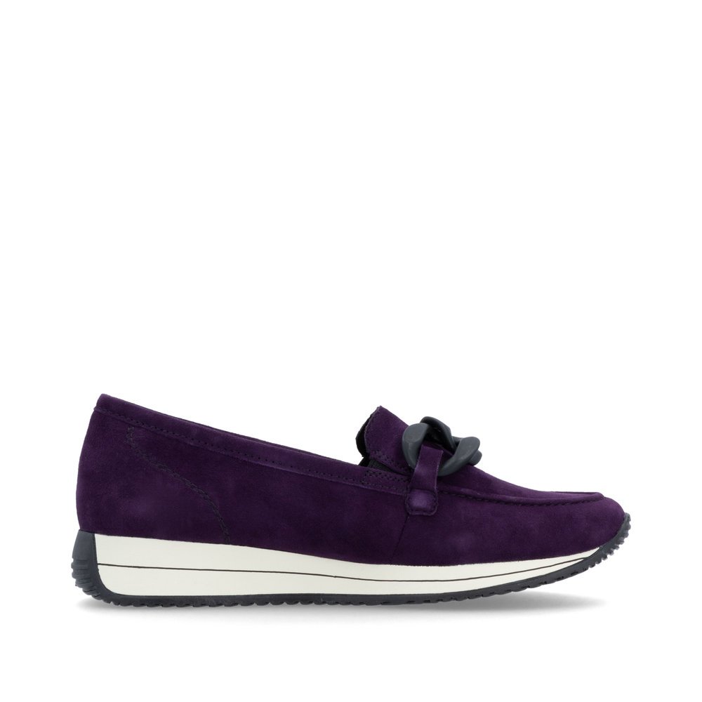 Aubergine-coloured remonte women´s loafers D0H10-30 with a chunky chain element. Shoe inside.