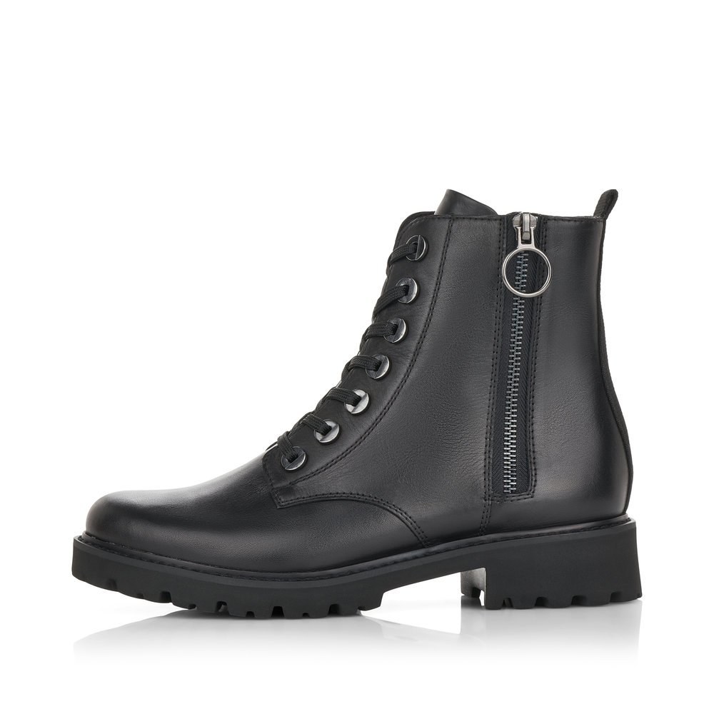 Black remonte women´s biker boots D8671-01 with a zipper as well as comfort width G. Outside of the shoe.