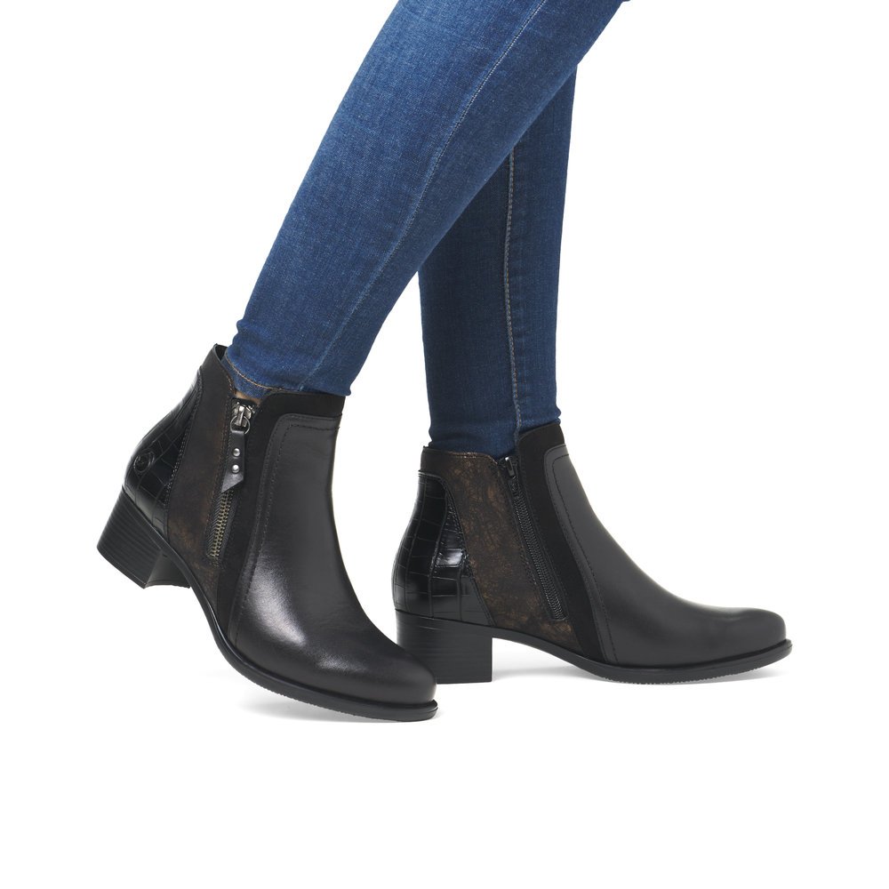 Black remonte women´s ankle boots R5172-04 with zipper as well as removable insole. Shoe on foot.