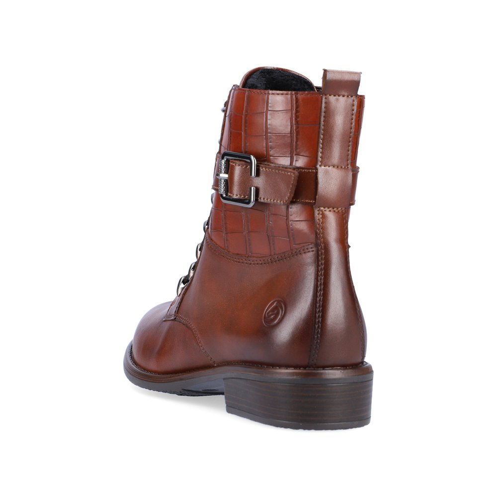 Espressobraune remonte Damen Biker Boots D0F72-22 mit stylischen Metall-Ösen. Schuh von hinten.