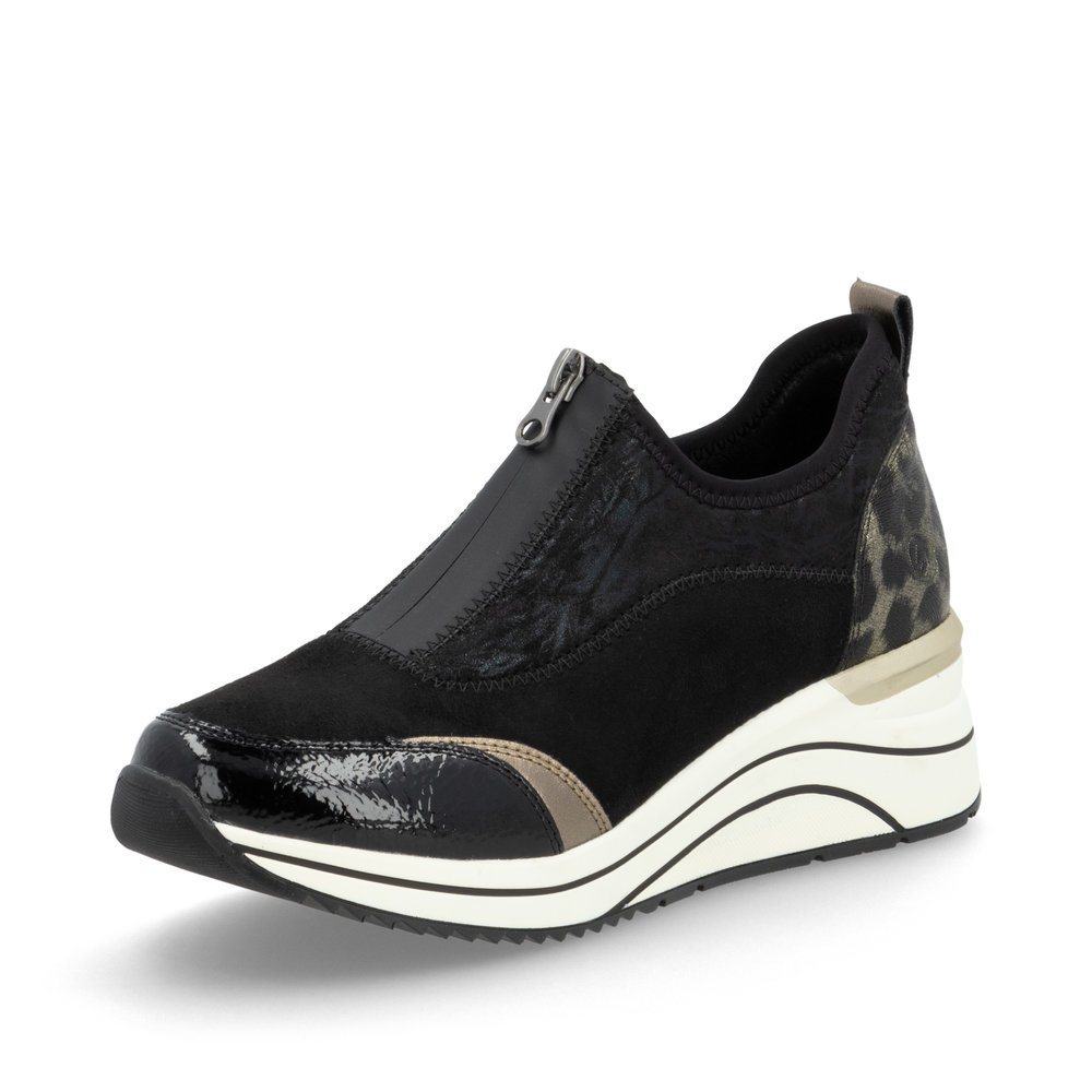 Nachtschwarze vegane remonte Damen Sneaker D0T08-02 mit Animal-Print. Schuh seitlich schräg.