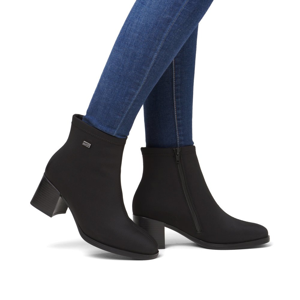 Jet black remonte women´s ankle boots D0V77-00 with remonteTEX technology. Shoe on foot.