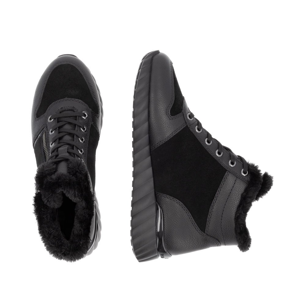 Black remonte women´s sneakers D5985-02 with remonteTEX membrane as well as zipper. Shoe from the top, lying.