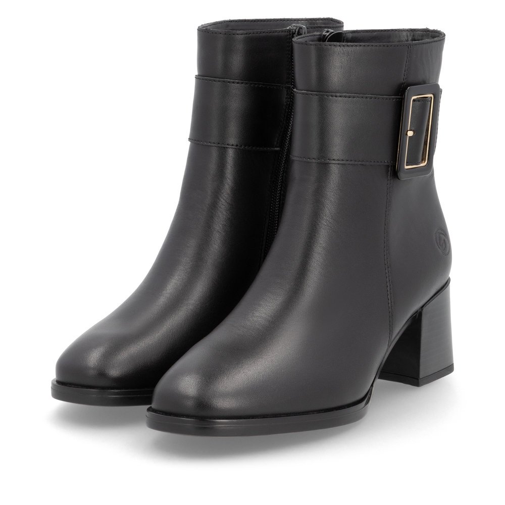 Black remonte women´s ankle boots D0V80-00 with decorative buckle as well as zipper. Shoes laterally.