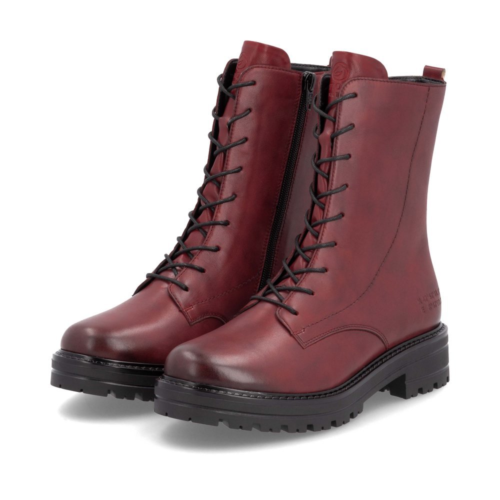 Red remonte women´s biker boots D2278-36 with a zipper as well as comfort width G. Shoes laterally.