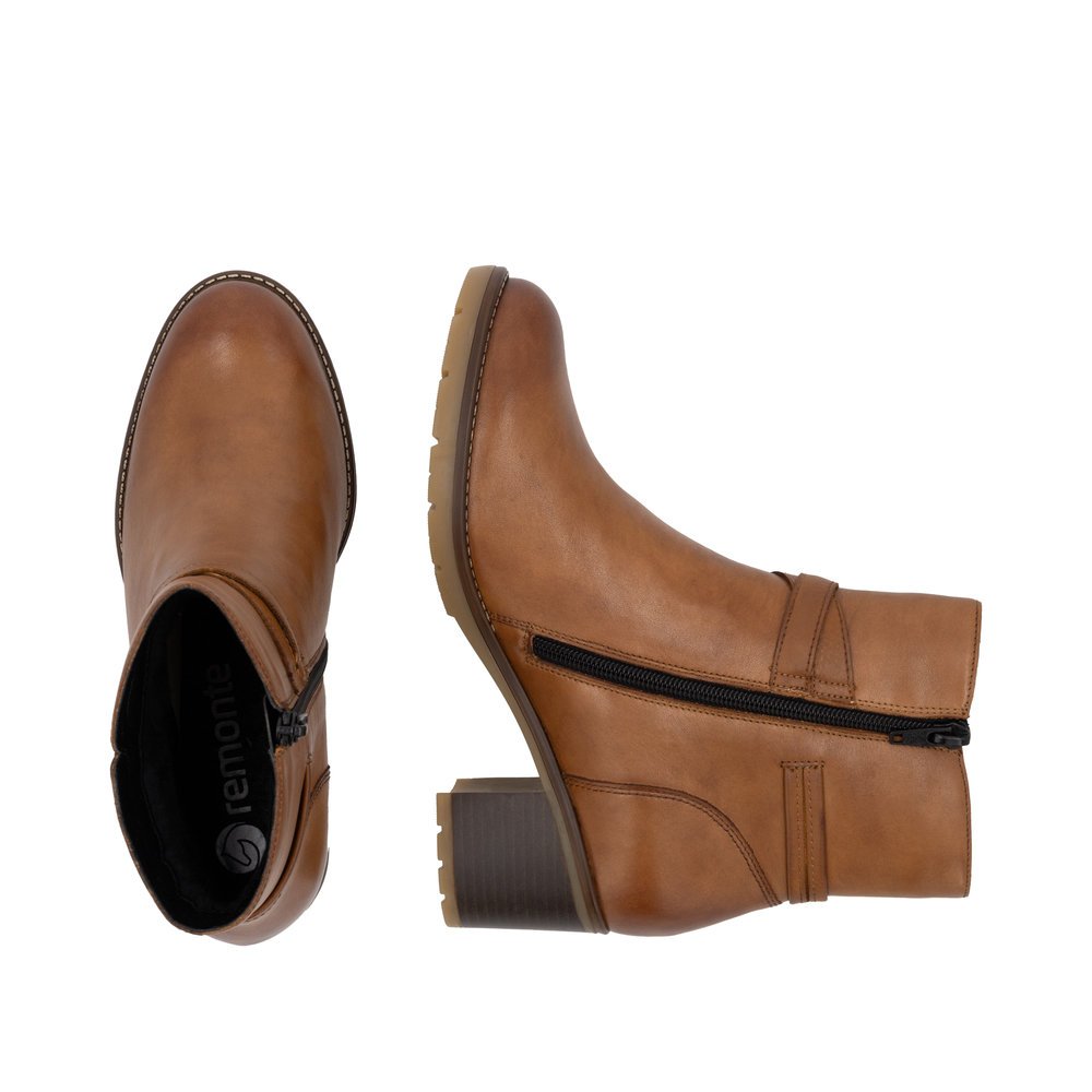 Wood brown remonte women´s ankle boots D2A73-24 with a round decorative buckle. Shoe from the top, lying.